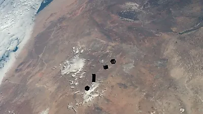 グーグル衛星が軌道上で初のAI応答、Gemma 4が俳句